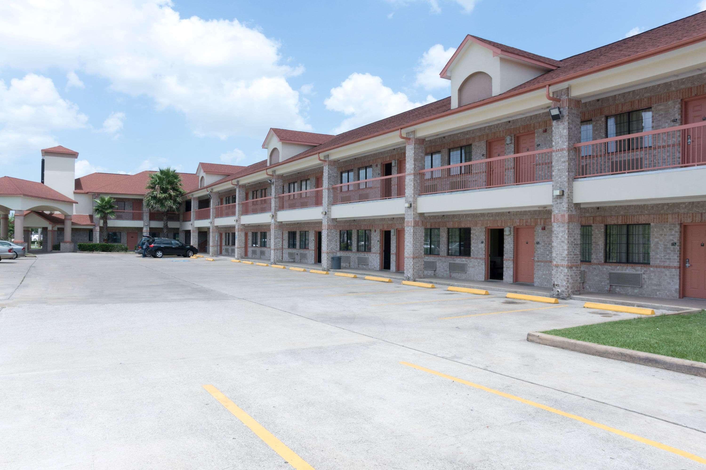 Super 8 By Wyndham Stafford Sugarland Area Hotel Екстериор снимка